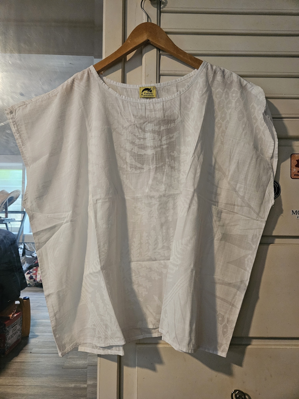 KEALOPIKO BOXY TOP - SIZE LARGE - HALANALANA PRINT - WHITE COLOR